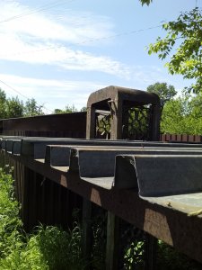 Остановка на Духовщинском шоссе обветшала