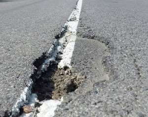 В смоленском райцентре дорожную разметку обновили поверх выбоин в асфальте
