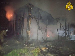 Не дали перекинуться огню на жилой дом