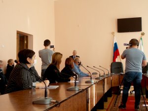 Большевики взяли без боя Зимний Дворец, а коммунисты мэрию