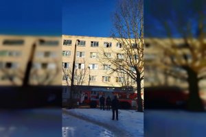 Пожарные спасли голого мужчину от смертельно опасной выходки.