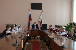Глава района Владимир Макаров встретился с учениками «Школы-гимназии»