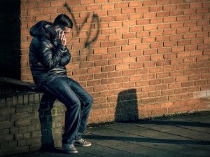 В Ярцево грабитель силой отобрал у случайного прохожего смартфон и деньги