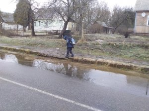 Болото на улице вместо тротуара