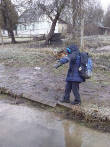 Болото на улице вместо тротуара