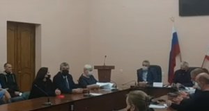 На публичных слушаниях было очень жарко