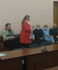 На публичных слушаниях было очень жарко
