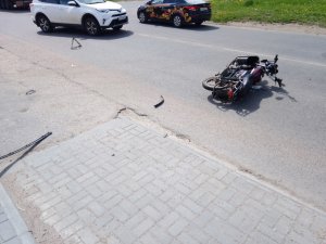 Жестко столкнулись иномарка и мопед