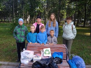 Пока дети охраняют природу, взрослые совсем наоборот...