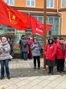 В Смоленске на митинге КПРФ Наталье Кулешовой вручили партийный билет