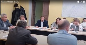 У неё гранитный камушек в груди ...