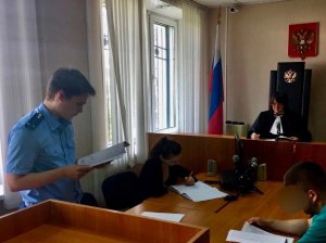 Облил спирто-содержащей жидкостью и поджег