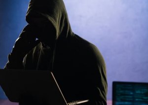 Лжесотрудник банка развел жителя Ярцева на 400 000 рублей