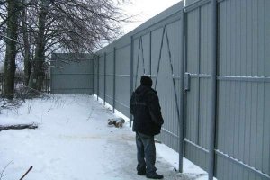 СУД ОБЯЗАЛ ДЕМОНТИРОВАТЬ ЗАБОР