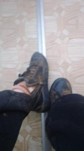 По уши в грязи.