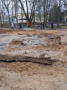 По уши в грязи.
