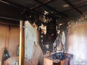 Настольная лампа стала причиной серьезного пожара.
