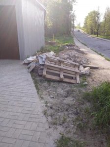 Мусор напротив полиции