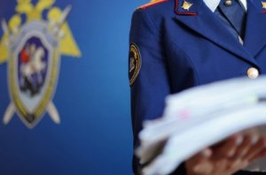 Бил по голове и столкнул с балкона