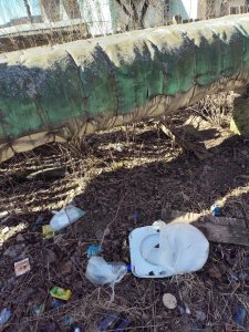 Крышка унитаза в городском парке
