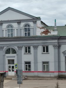 Взять бы чиновника, который заказал такие урны и ...