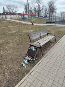 Взять бы чиновника, который заказал такие урны и ...