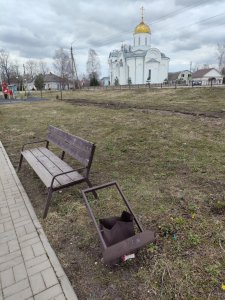 Взять бы чиновника, который заказал такие урны и ...
