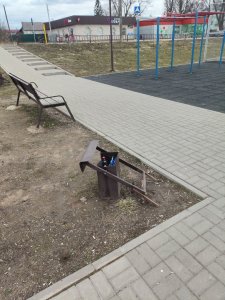 Взять бы чиновника, который заказал такие урны и ...