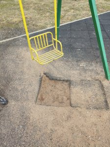 Взять бы чиновника, который заказал такие урны и ...